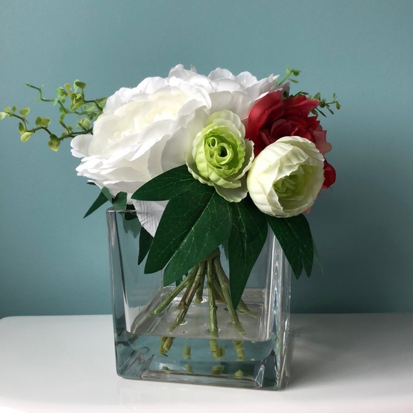 Faux flowers - Picture 2 of 5